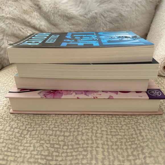4 Book Bundle - Colleen Hoover - Very good condition! - Picture 4 of 5